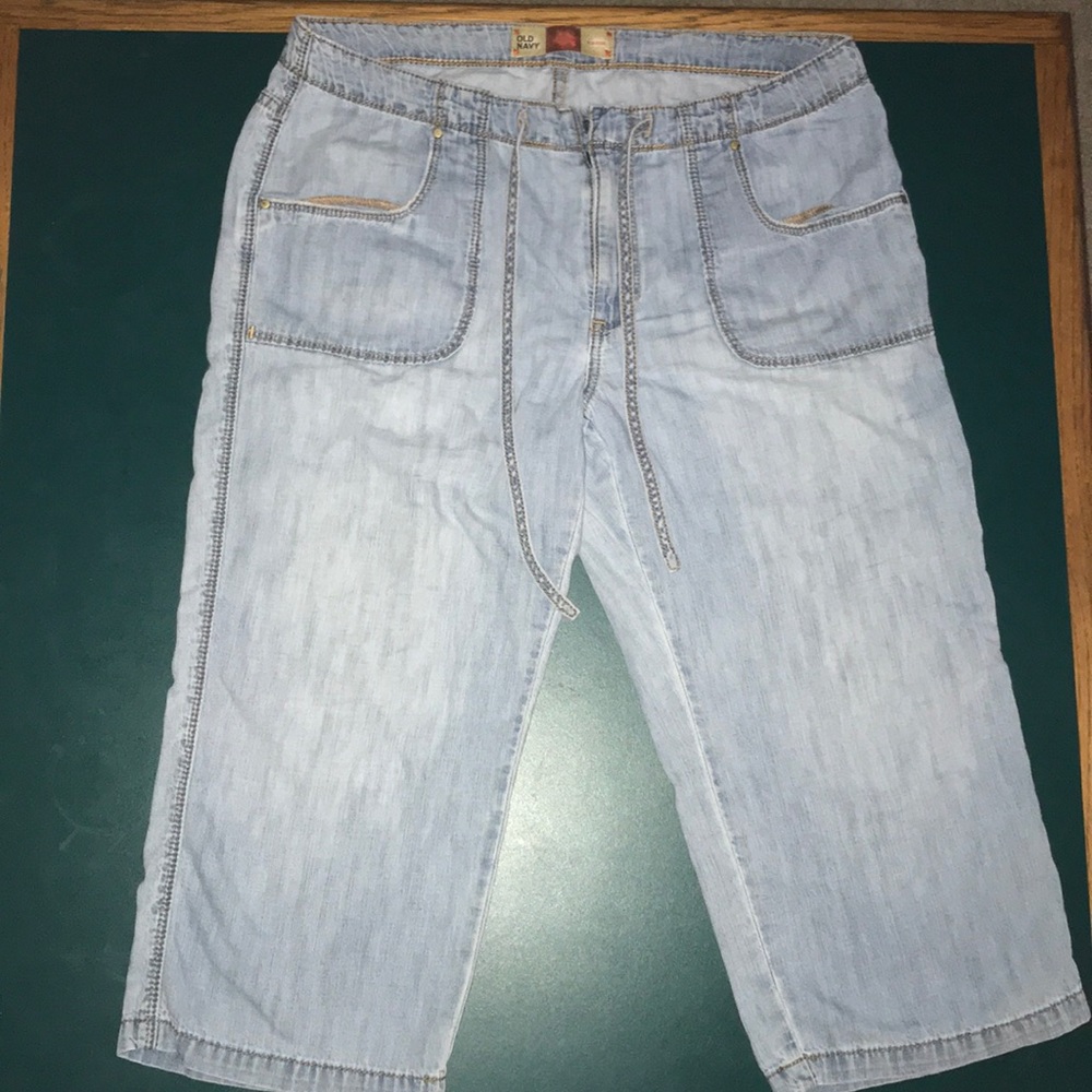 Old Navy lightweight Jean Mid Rise Capris Sz 8